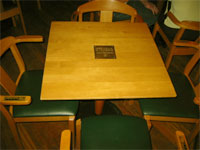 Tisch mit Plakette